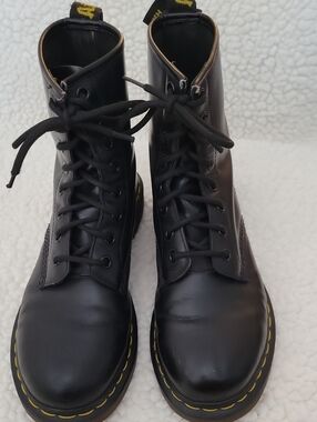 Dr. Martens Black 11162 With Label Detail